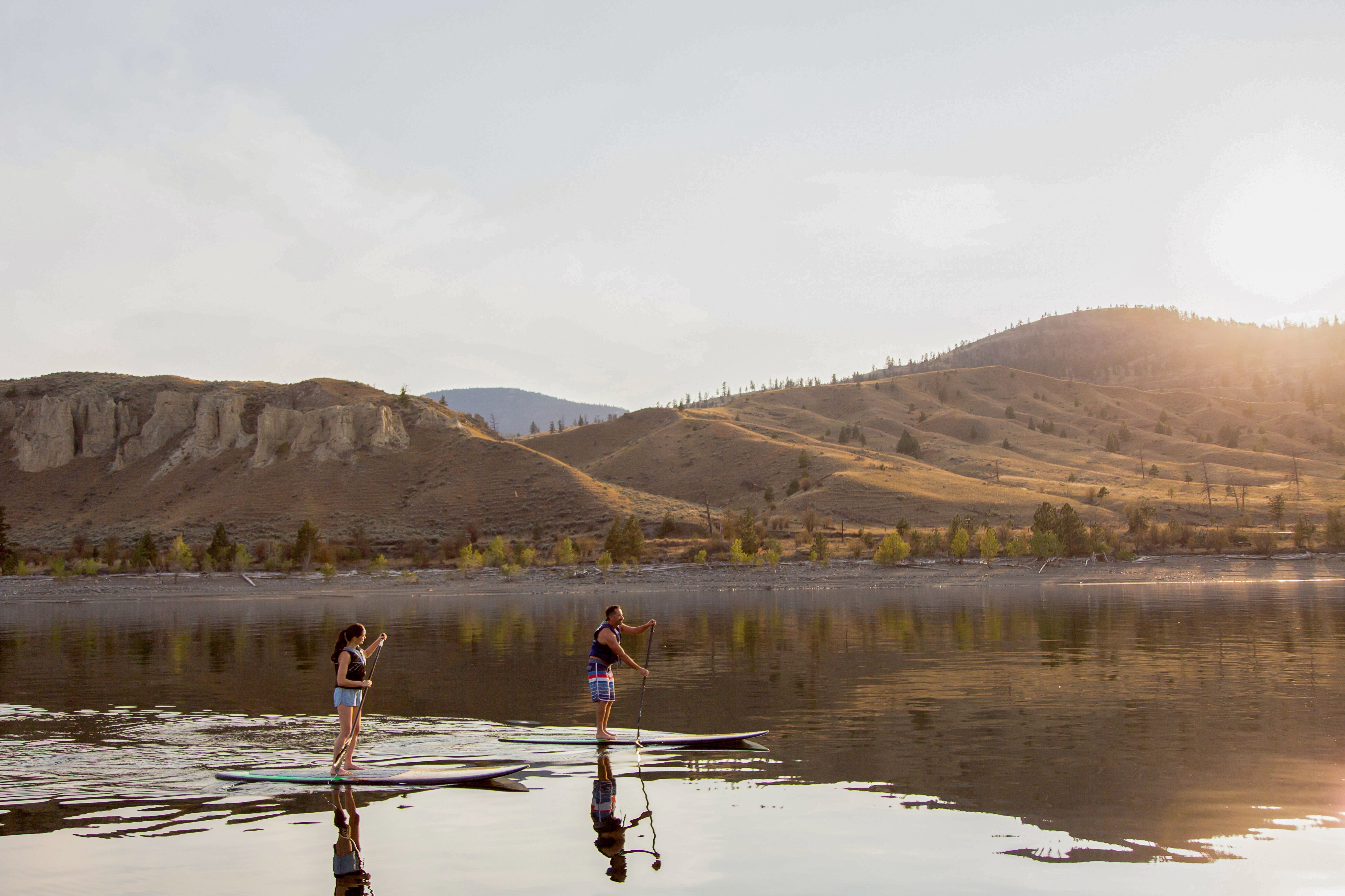 SUP fahren im Jachthafen Bruker Marina auf dem Kamloops Lake in Kanada