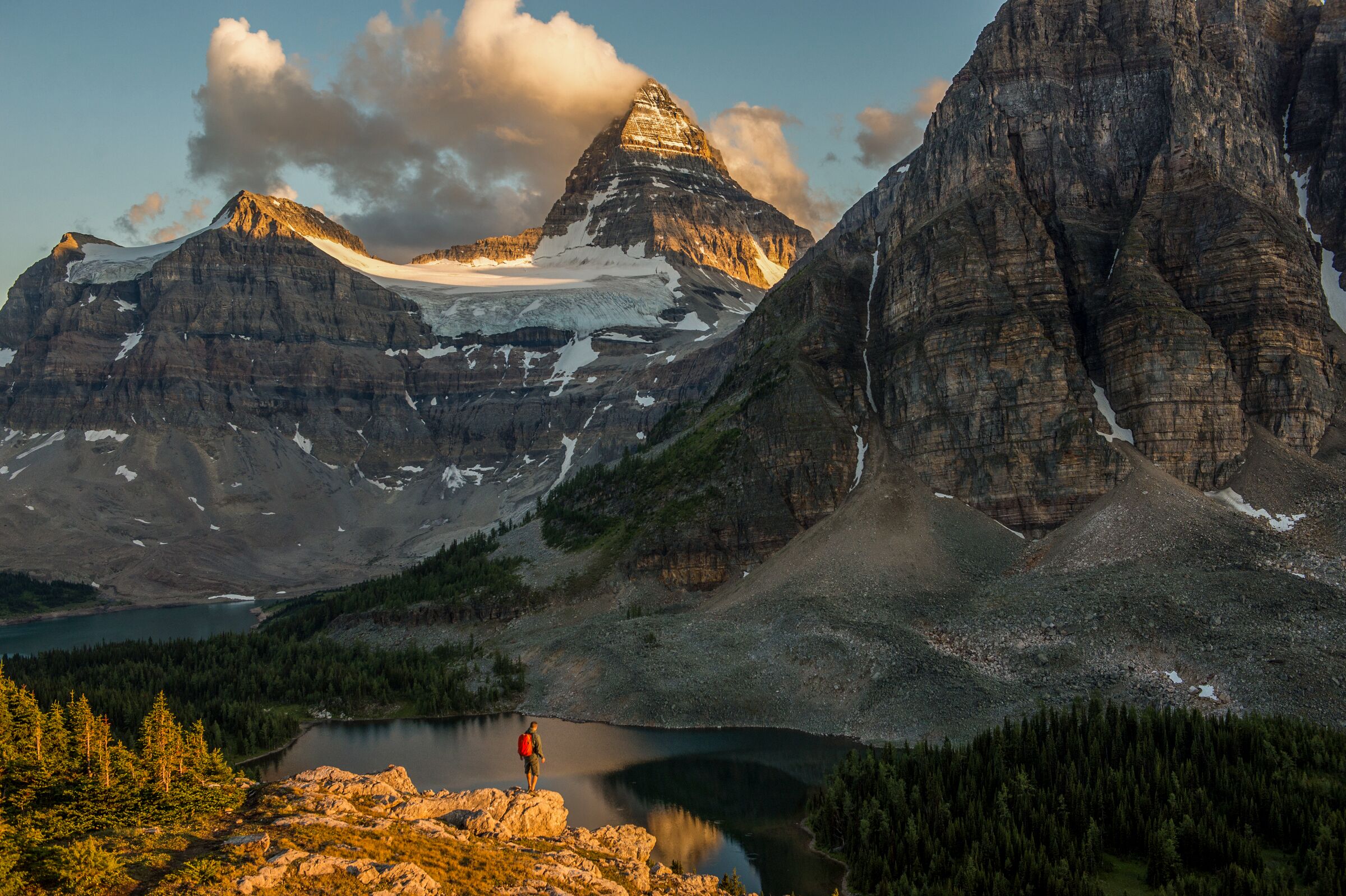 Wunderschöner Blick auf den Lake Magog und die Berge in Kootenay Rockies