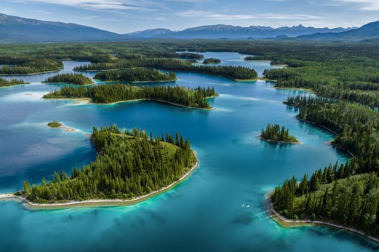 Luftaufnahme des Boya Lake Provincial Park in British Columbia