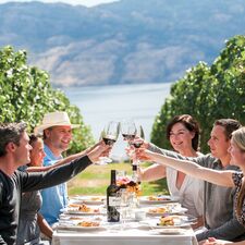 regionen/kanada/britishcolumbia/okanagan/allgemein/lunch-in-vineyard-okanagan-valley.cr1589x1589-403x0 regionen/kanada/britishcolumbia/okanagan/allgemein/lunch-in-vineyard-okanagan-valley.cr1589x1589-403x0