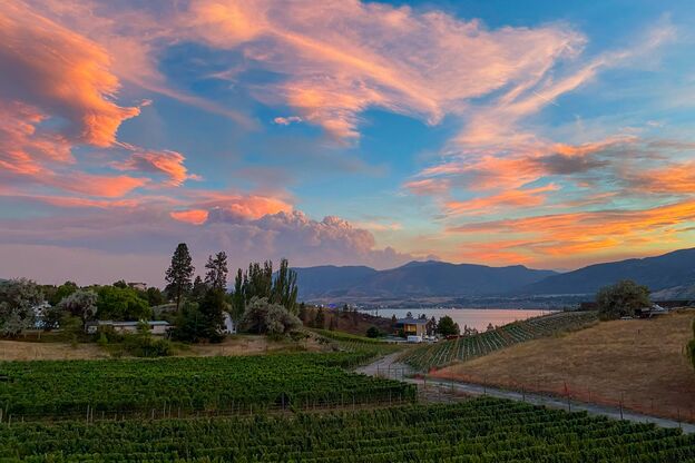 Wunderschöner Blick auf den Okanagan Lake im Sonnennuntergang Wunderschöner Blick auf den Okanagan Lake im Sonnennuntergang