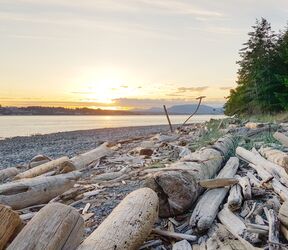Blick von Quadra Island auf den Sonnenuntergang hinter Campbell River auf Vancouver Island, British Columbia Blick von Quadra Island auf den Sonnenuntergang hinter Campbell River auf Vancouver Island, British Columbia