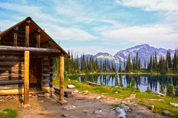 Eine Cabin mitten in der Natur am Eva Lake im Mount Revelstoke National Park in British Columbia