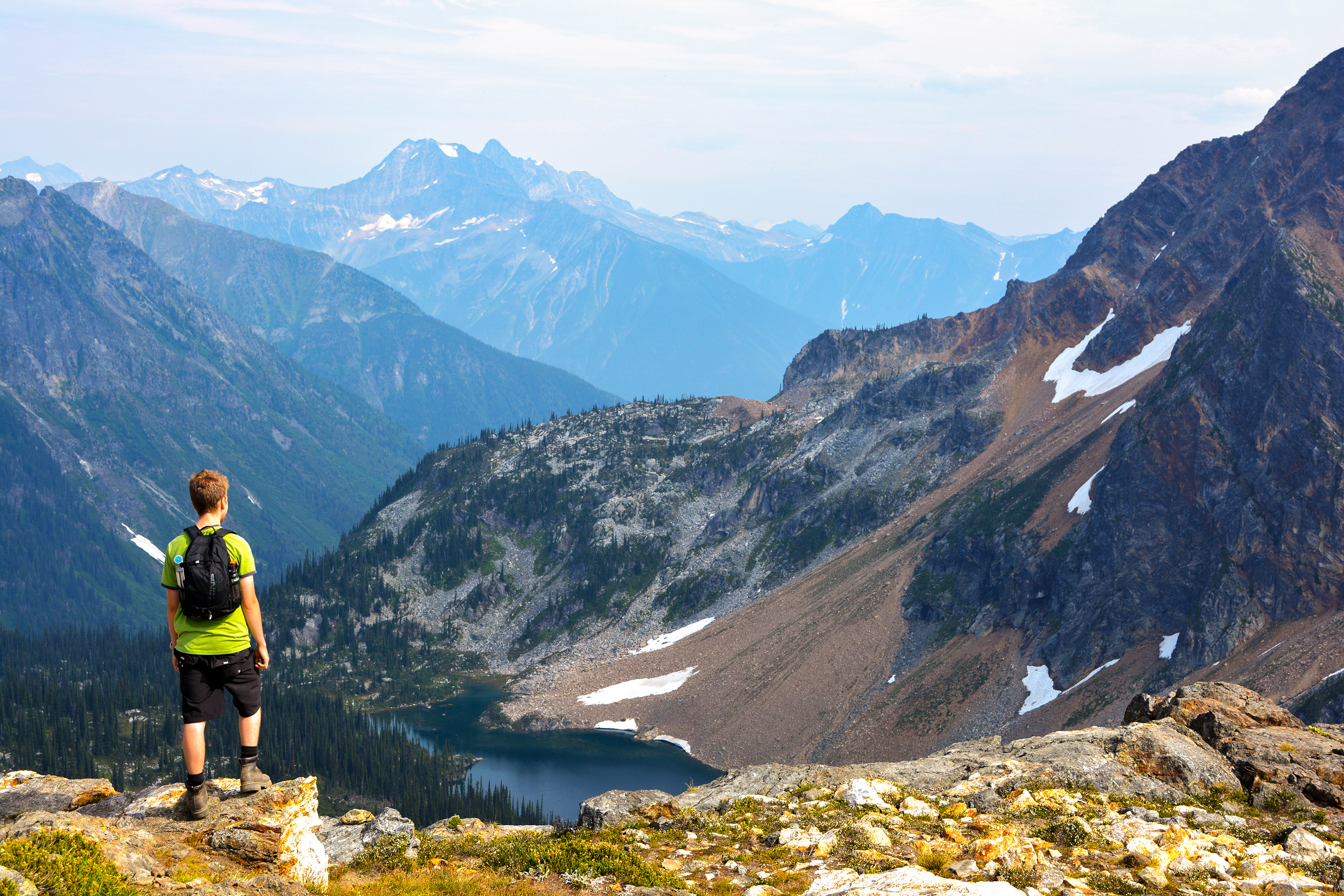 Ein Wanderer genießt die Aussicht vom Jade Lakes Trail im Mount Revelstoke National Park in British Columbia
