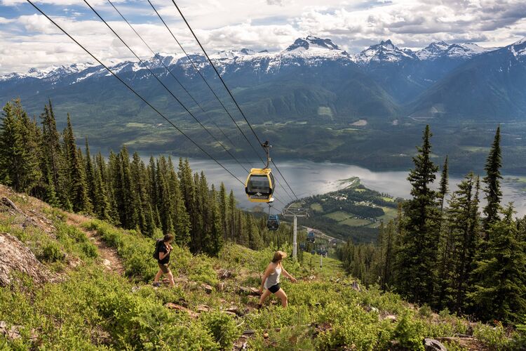 Wandern mit Blick auf die Gondel in Revelstoke