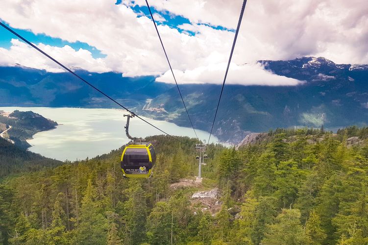 Blick von der Sea-To-Sky-Gondola auf den Howe Sound bei Squamish, British Columbia