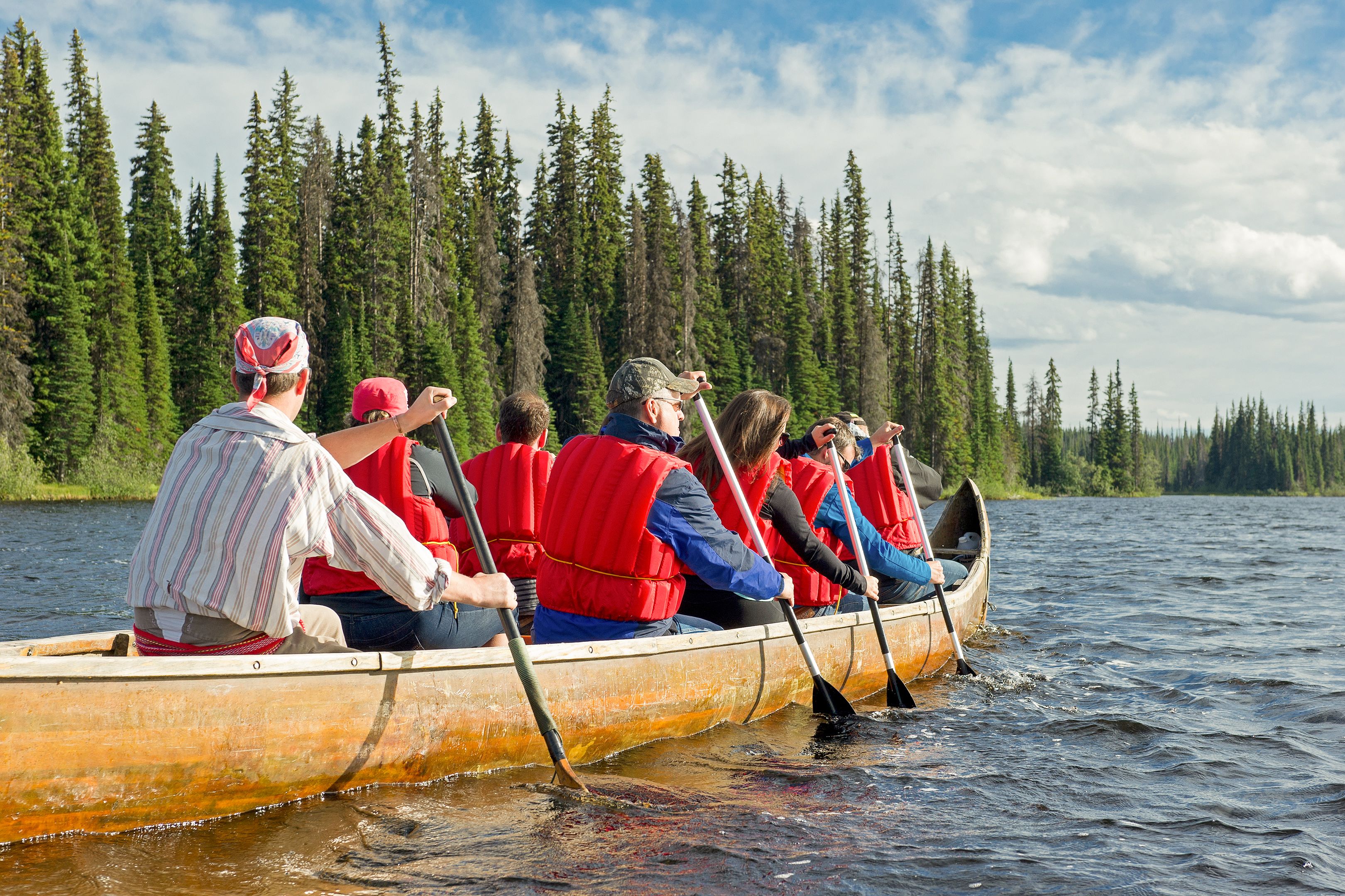 Eine Voyageur Kanu Tour auf den Gewässern von Sun Peaks machen