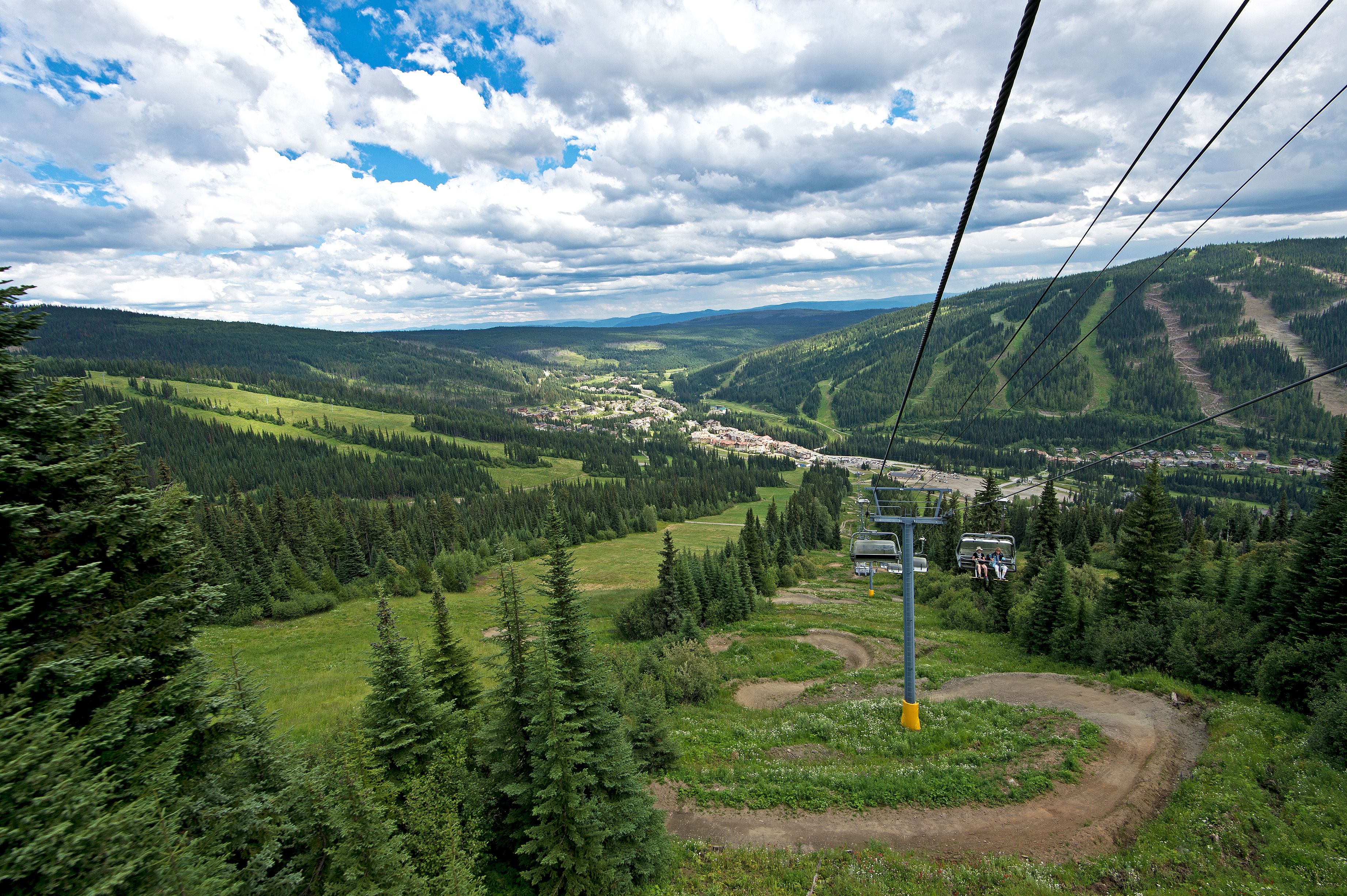 Mit der Gondel über das Sunburst Skigebiet in Sun Peaks