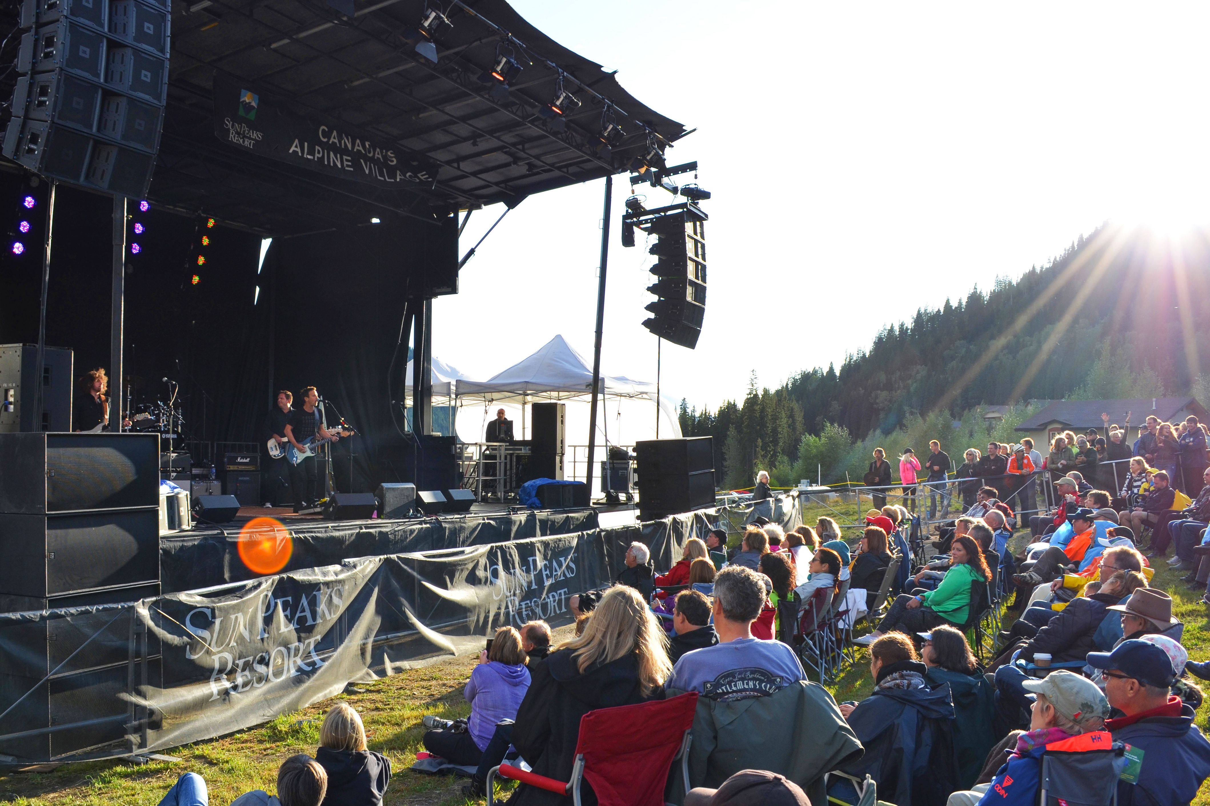 Menschen vor der Bühne im Sun Peaks Resort, Britisch Kolumbien