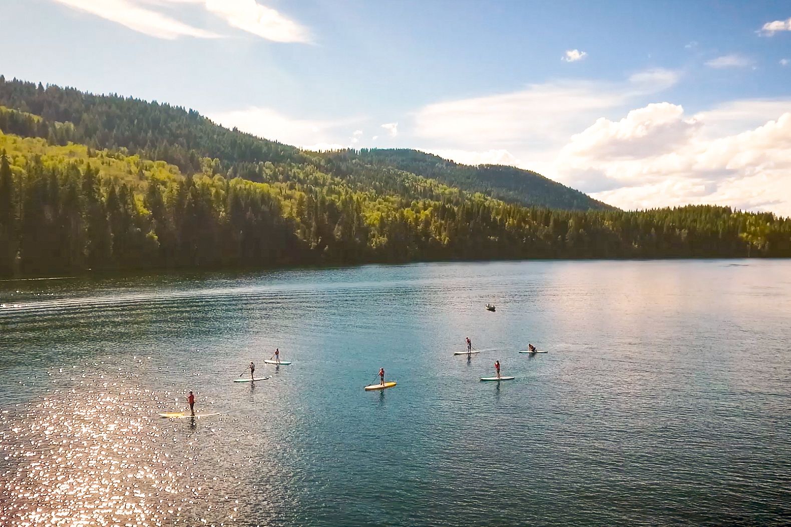 Stand Up Paddling auf dem Heffley Lake im Sun Peak Resort