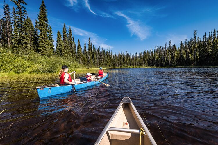 Eine Kanu-Tour auf dem McGillivray Lake