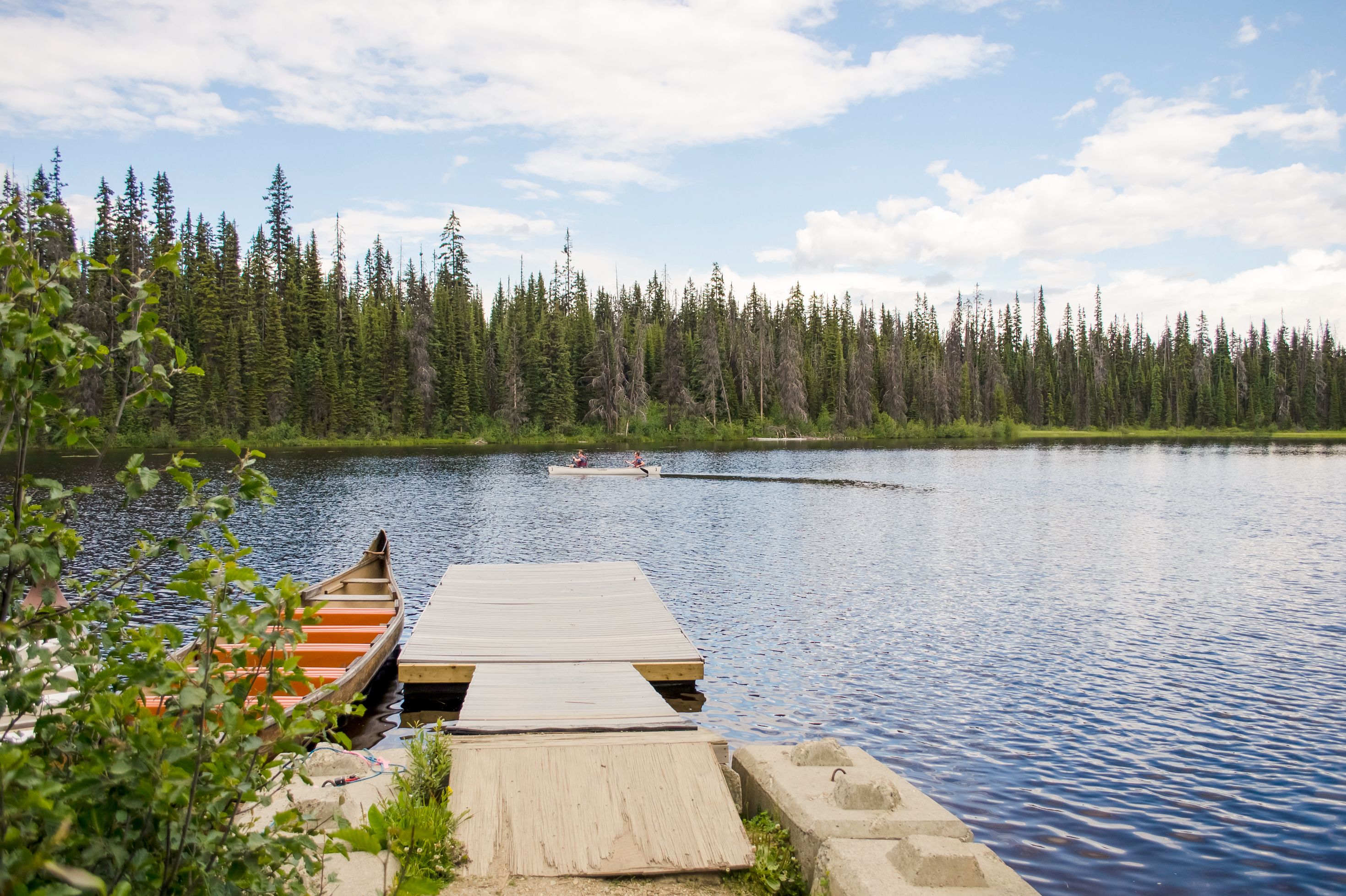 Die Ruhe am Wasser in Sun Peaks genießen