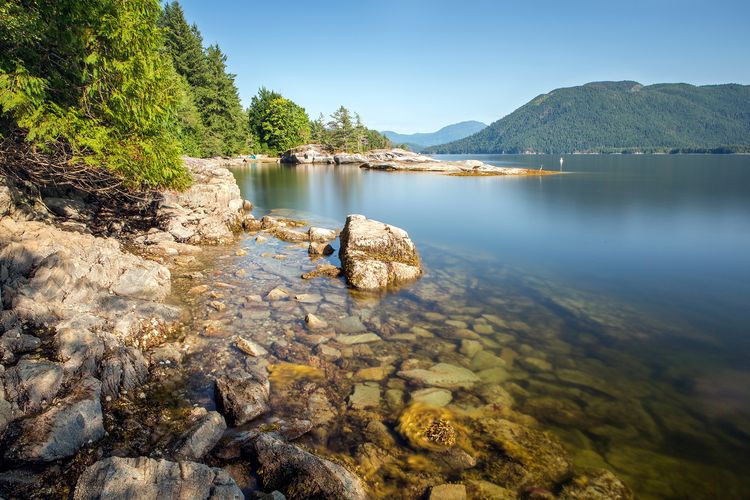 Eine ruhige Bucht im Saltery Bay Provincial Park an der Sunshine Coast in British Columbia