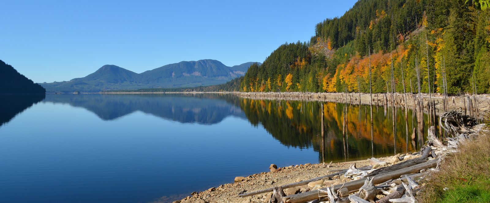 Der spiegelglatte Lowest Lake bei Powell River an der Sunshine Coast in British Columbia