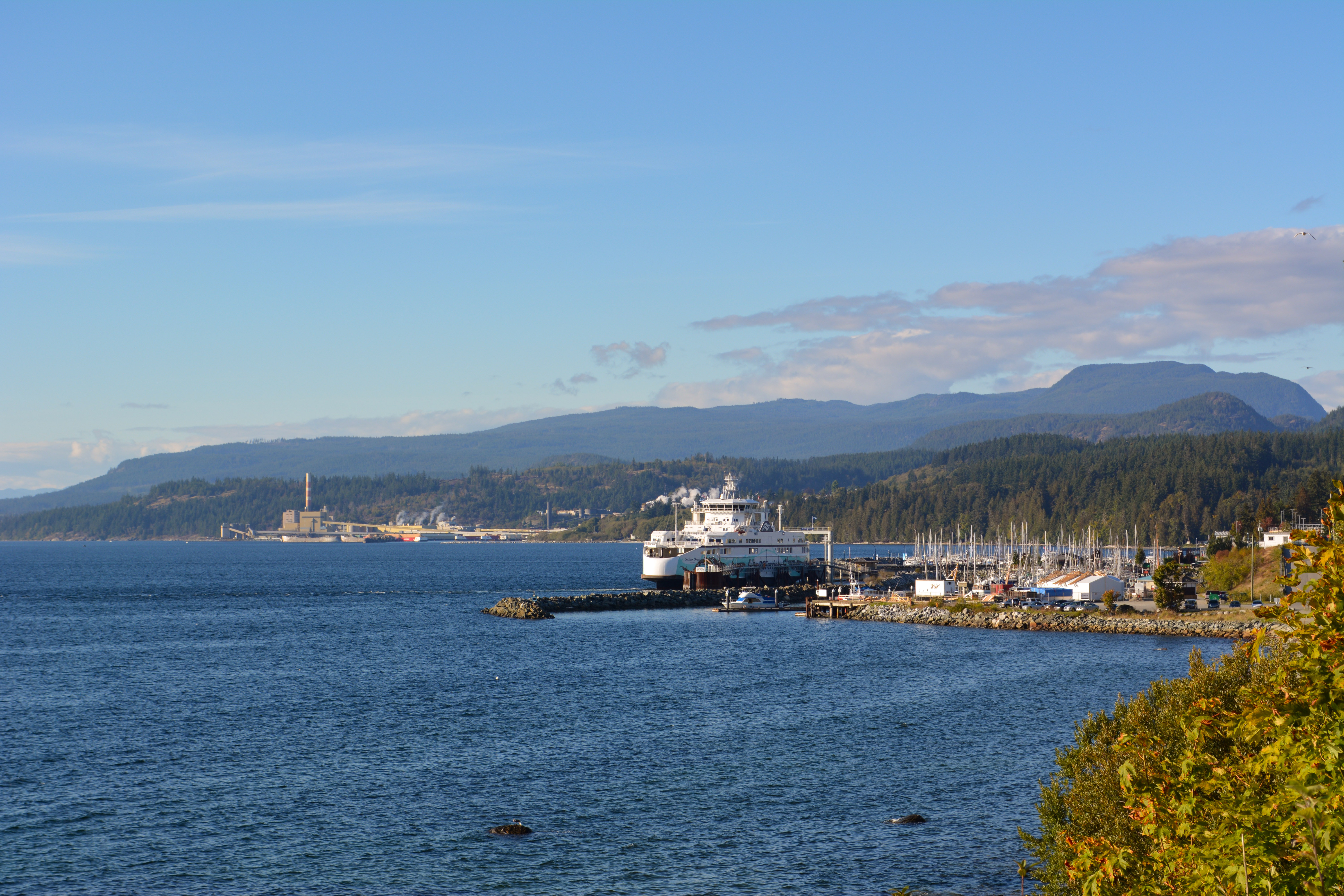 Blick auf den Fährhafen von Powell River an der Sunshine Coast in British Columbia