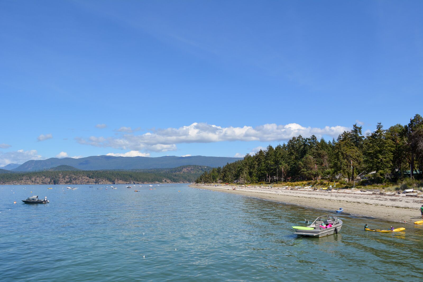 Boote liegen vor der kleinen Insel Savary Island an der Sunshine Coast in British Columbia