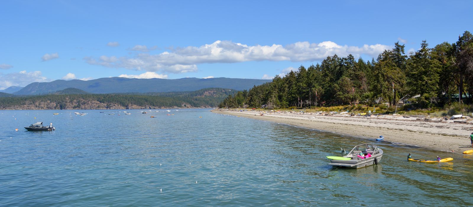 Boote liegen vor der kleinen Insel Savary Island an der Sunshine Coast in British Columbia