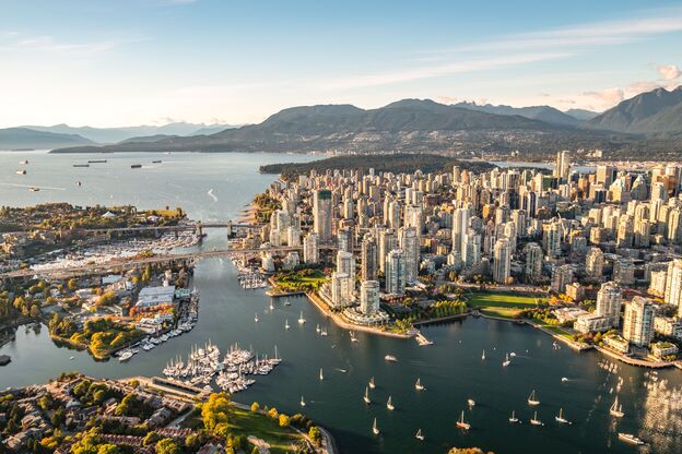 Die Sonne beleuchtet die Skyline von Vancouver in British Columbia