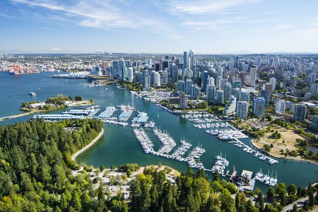 Blick über den Stanley Park und Coal Harbour auf die Skyline von Vancouver in British Columbia