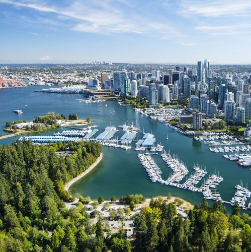 Blick über den Stanley Park und Coal Harbour auf die Skyline von Vancouver in British Columbia