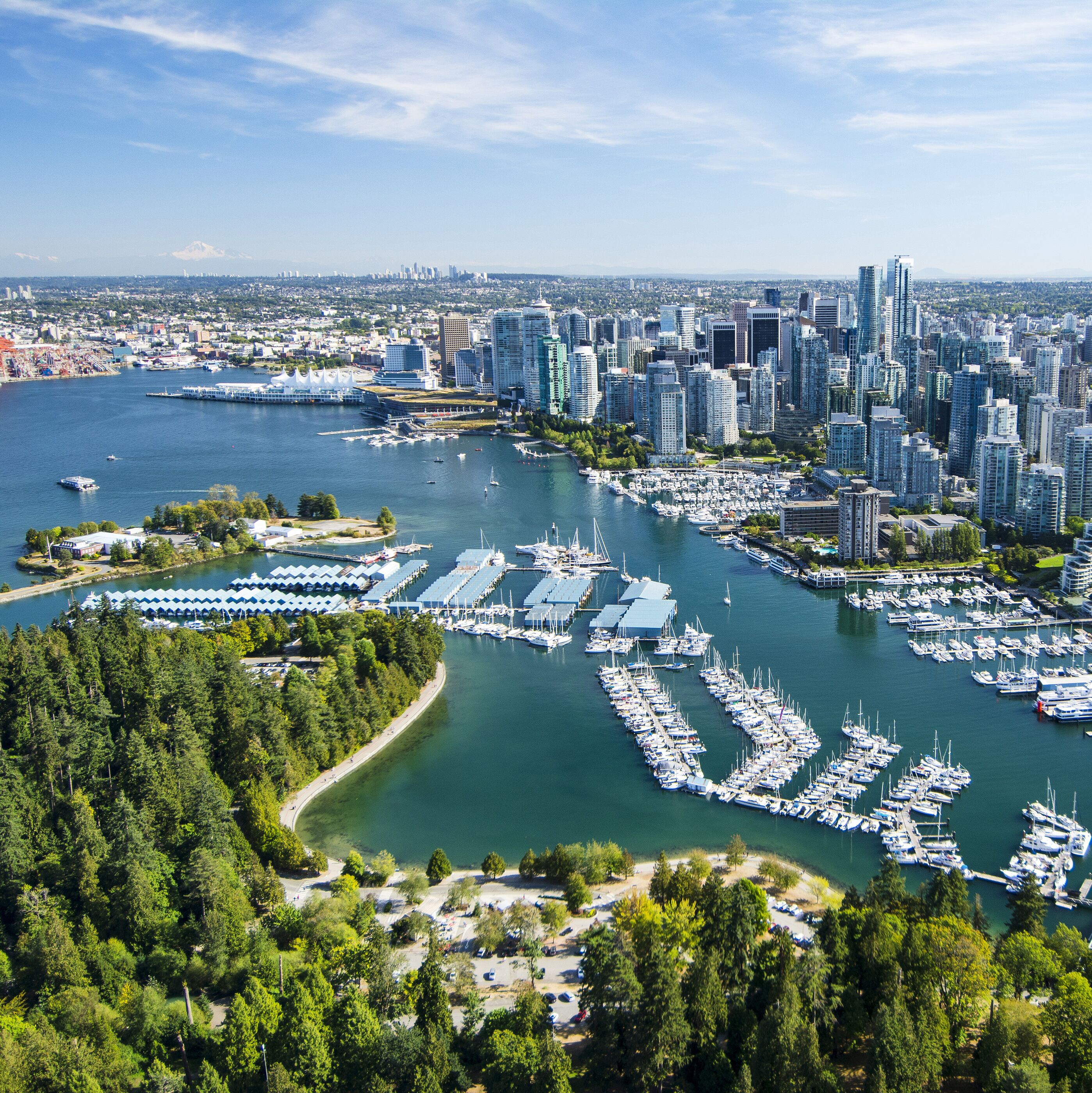 Blick über den Stanley Park und Coal Harbour auf die Skyline von Vancouver in British Columbia