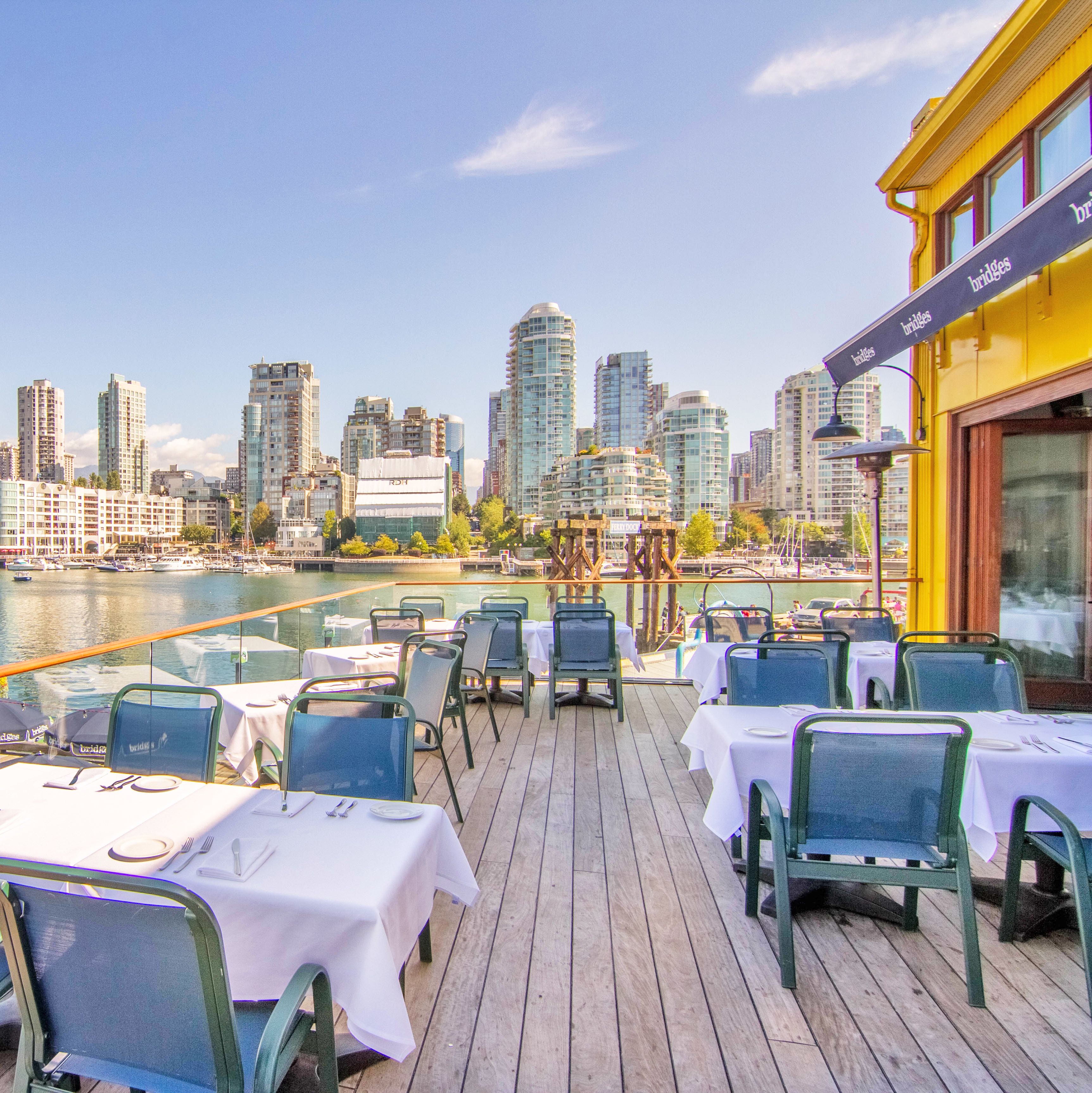 Terasse mit Ausblick vom Bridges Restaurant