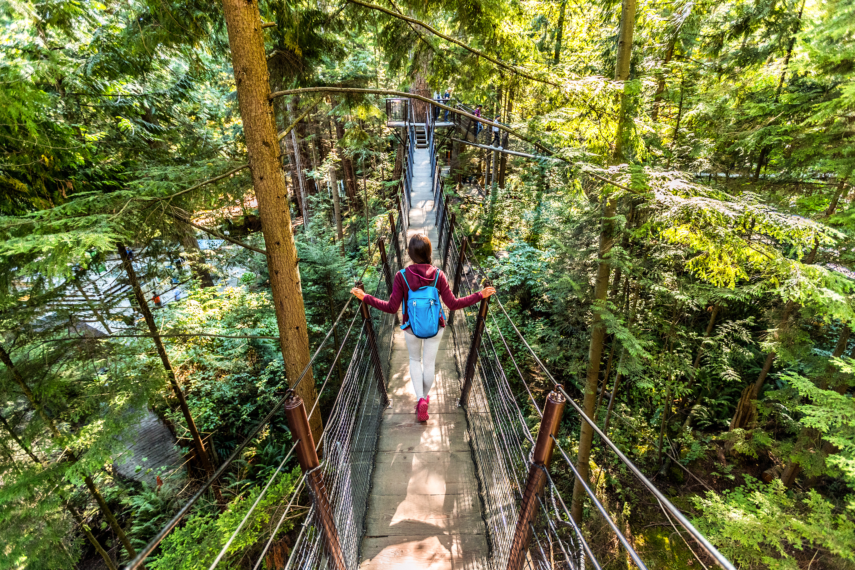 EIne Frau überquert die berühmte Capilano Suspension Bridge