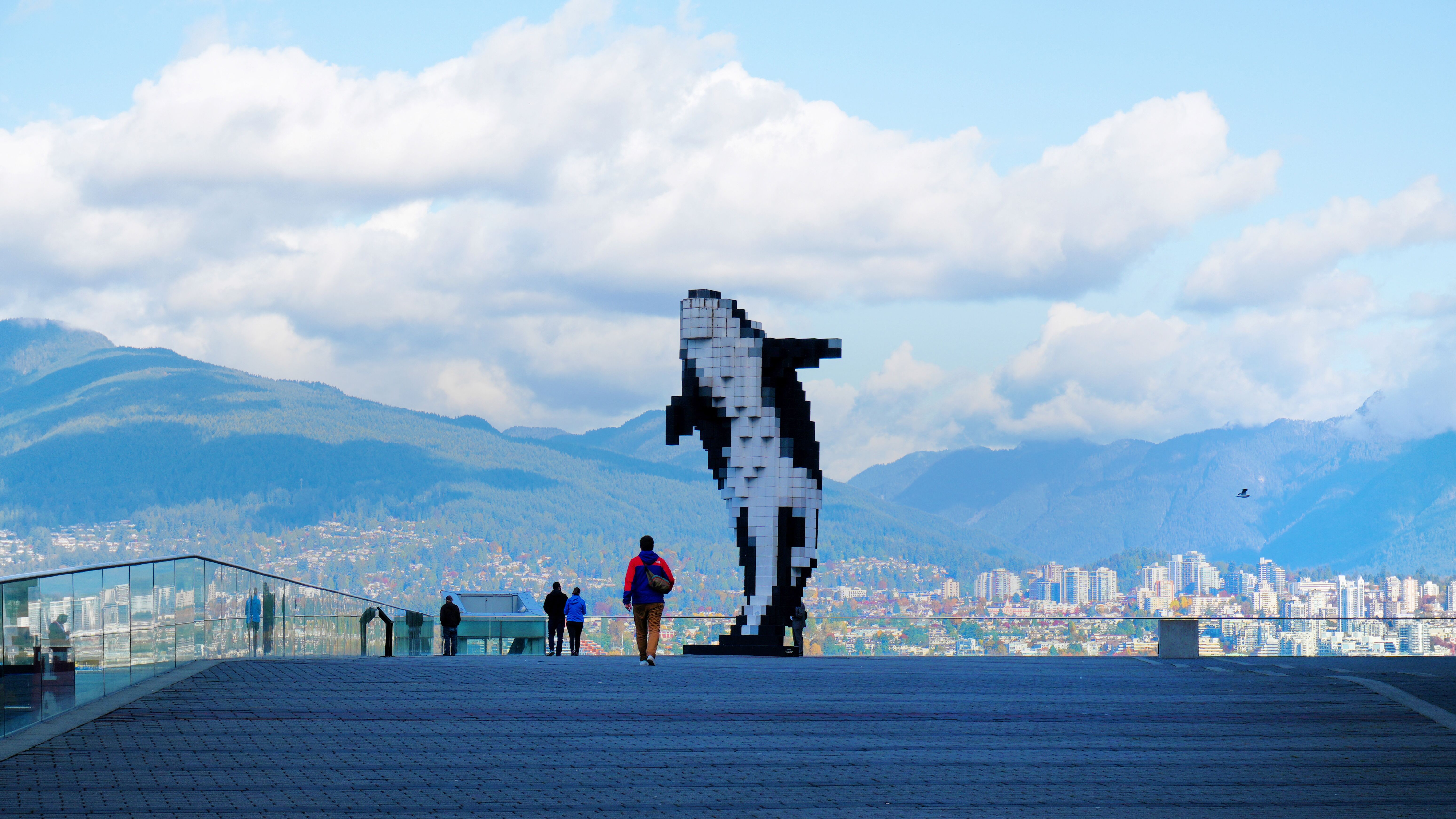 Ein Blick auf die Digital-Orca-Skulptur in Vancouver mit den Coastal Mountains im Hintergrund