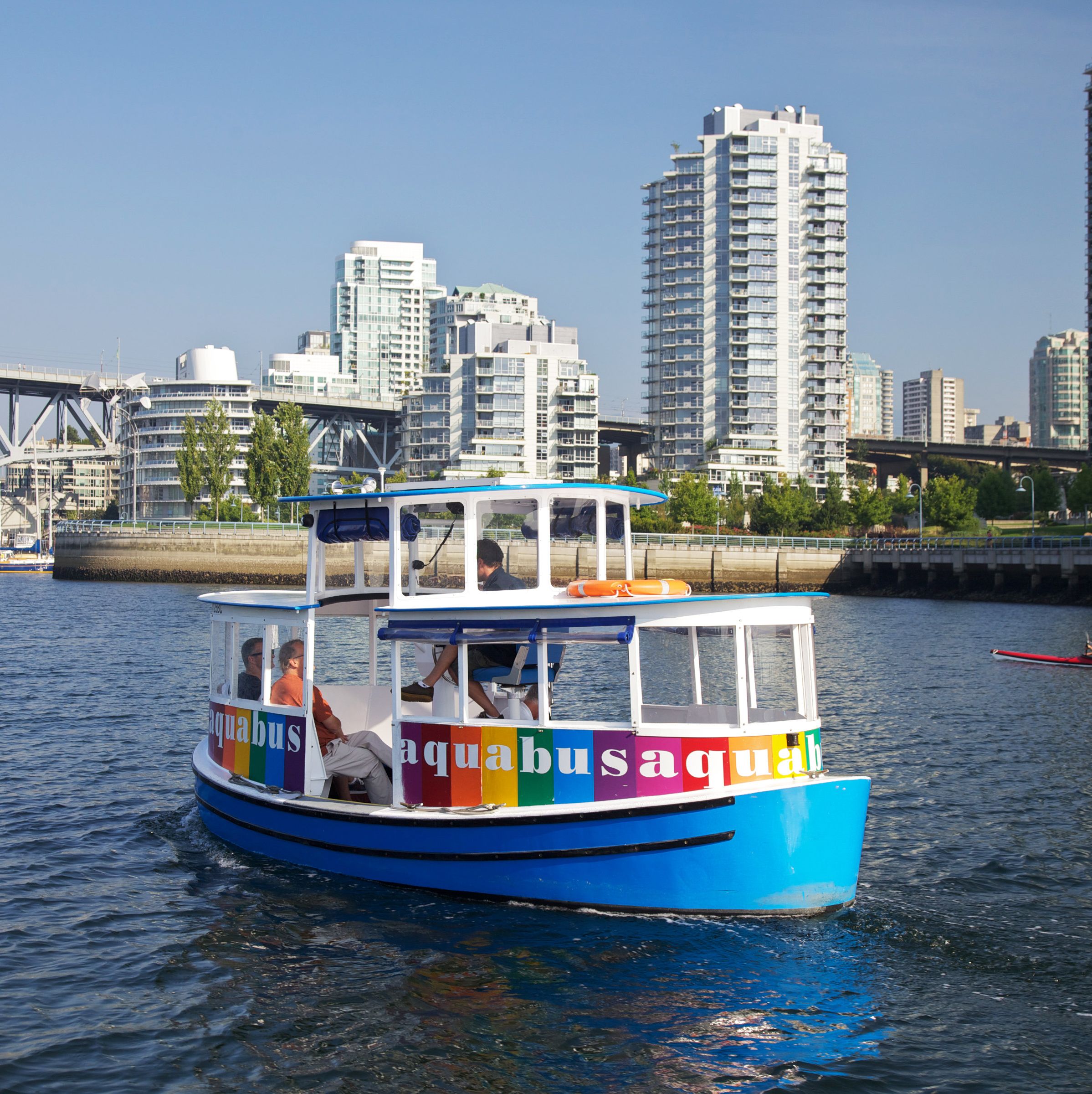 Aqua Bus bei False Creek in Vancouver, British Columbia