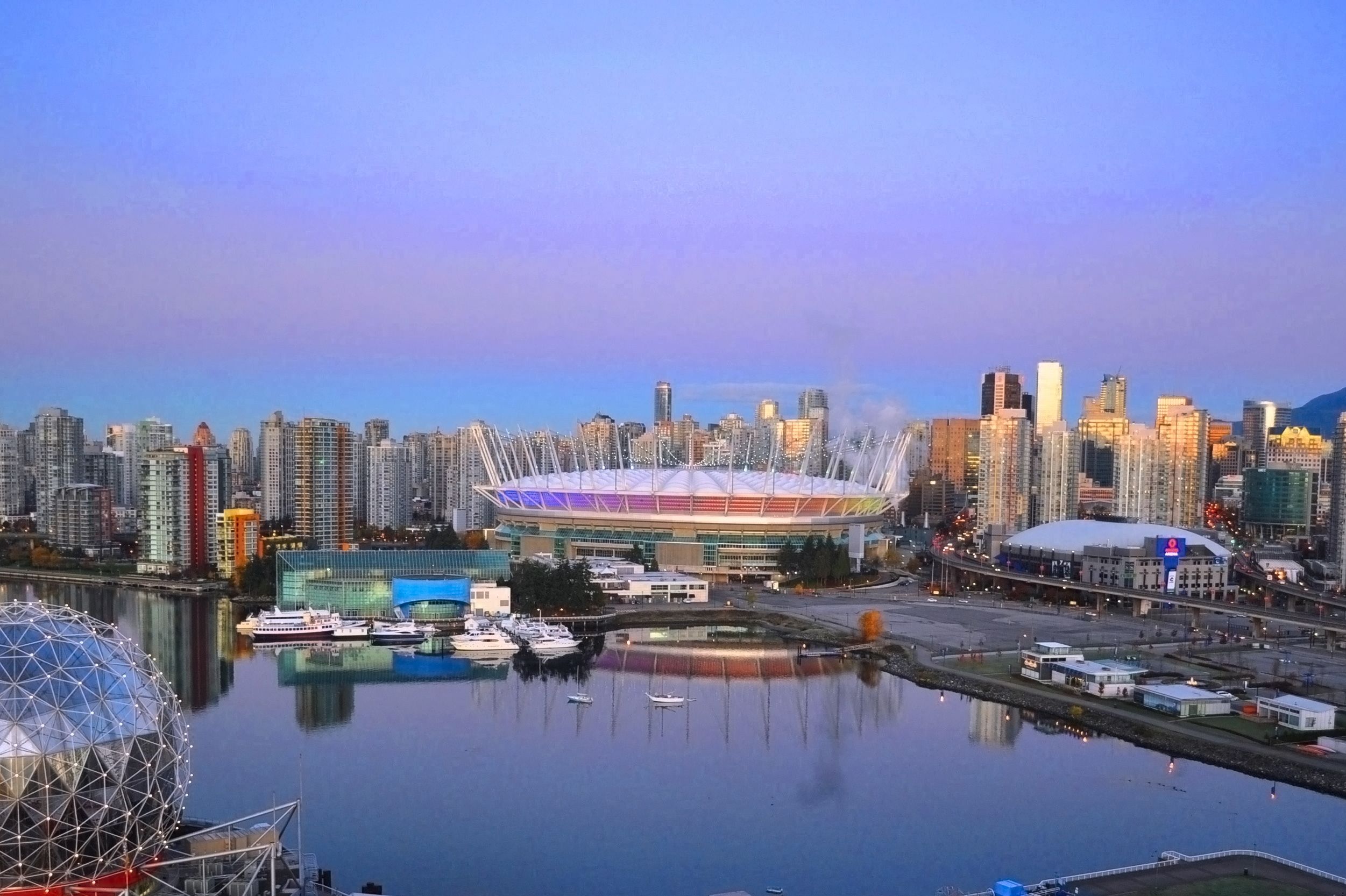 BC Place Stadion und False Creek in Vancouver und Stanley Park, British Columbia