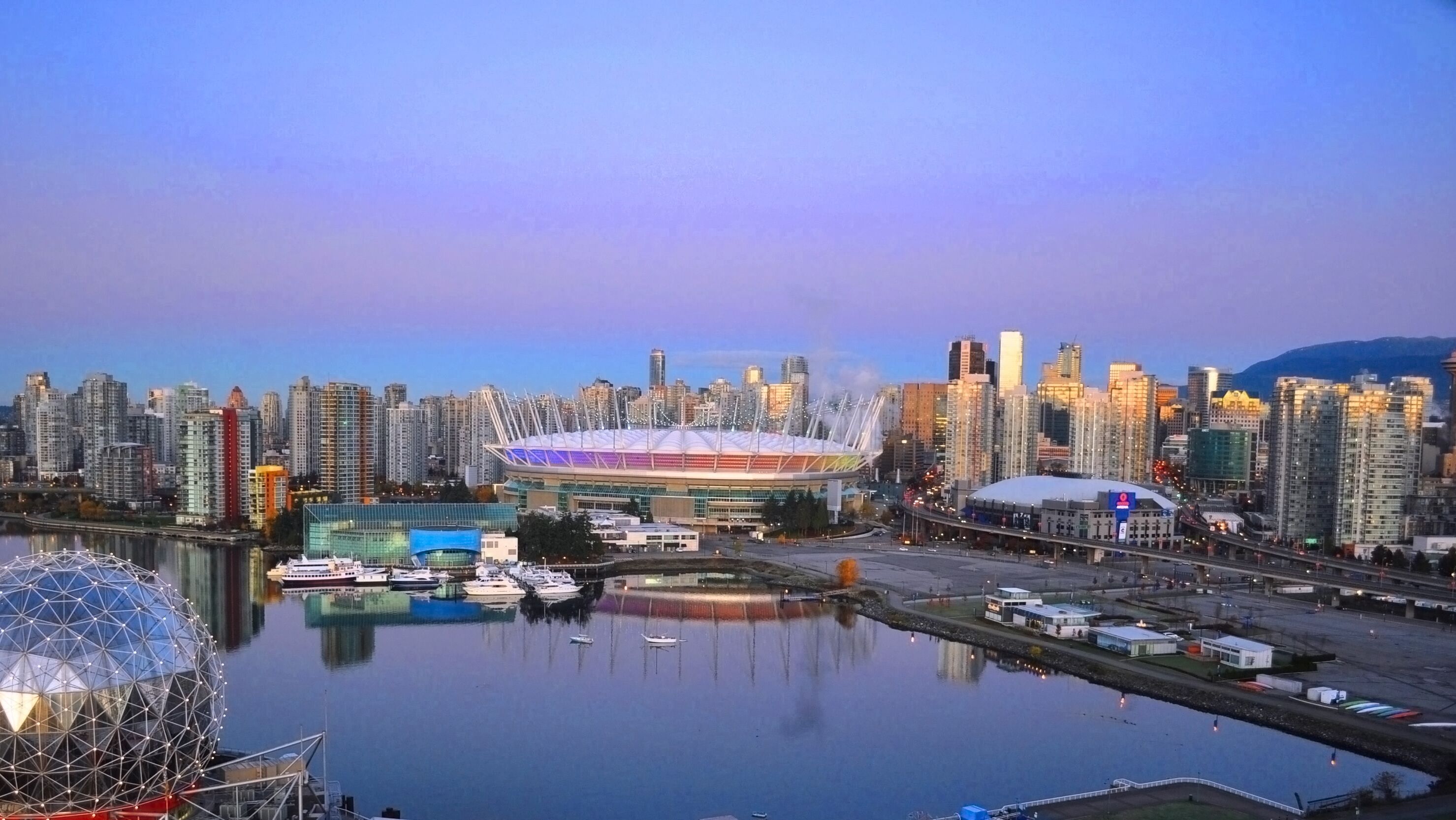 BC Place Stadion und False Creek in Vancouver und Stanley Park, British Columbia