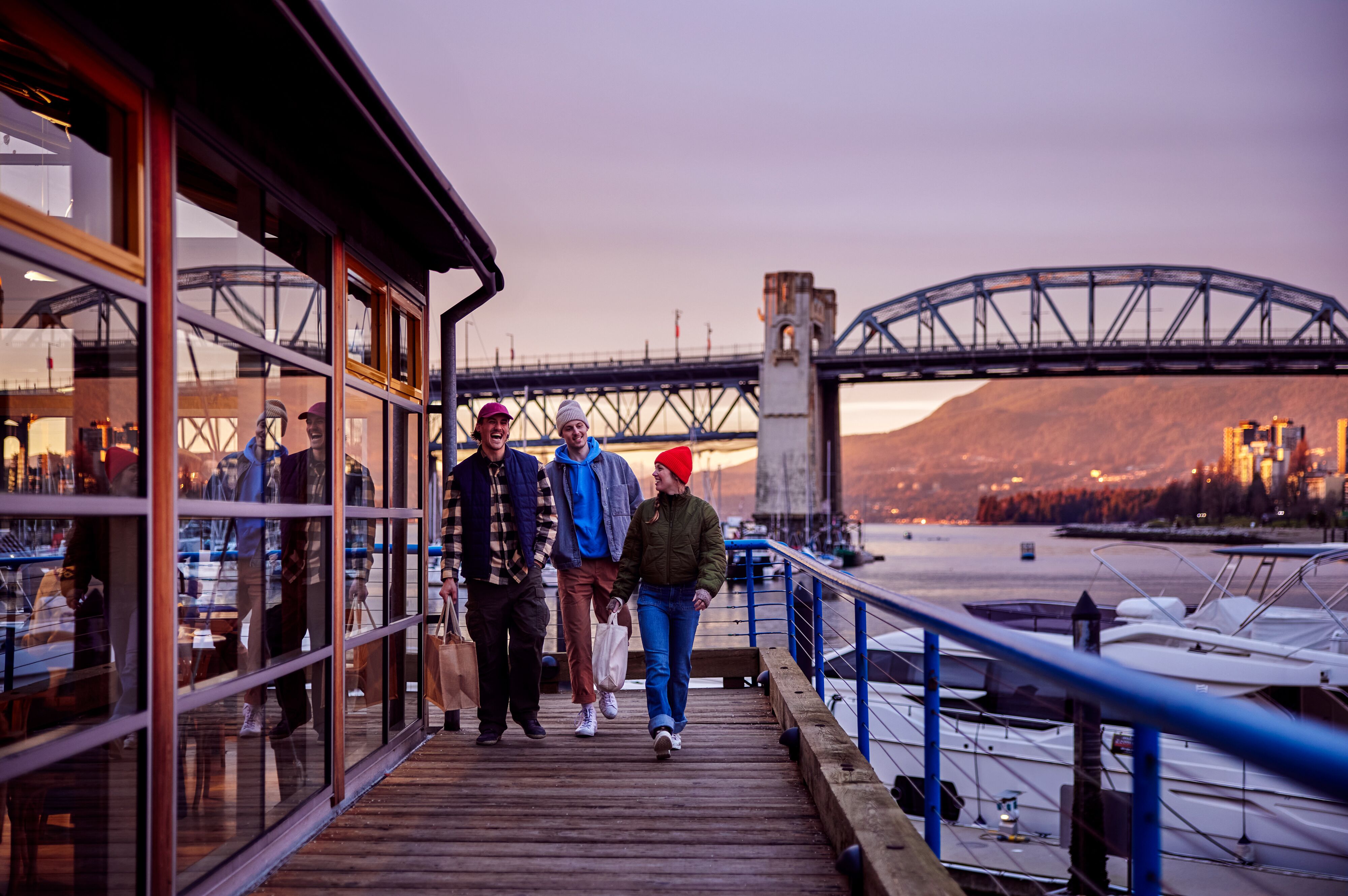 Gruppe erkundet Granville Island in Vancouver im Winter