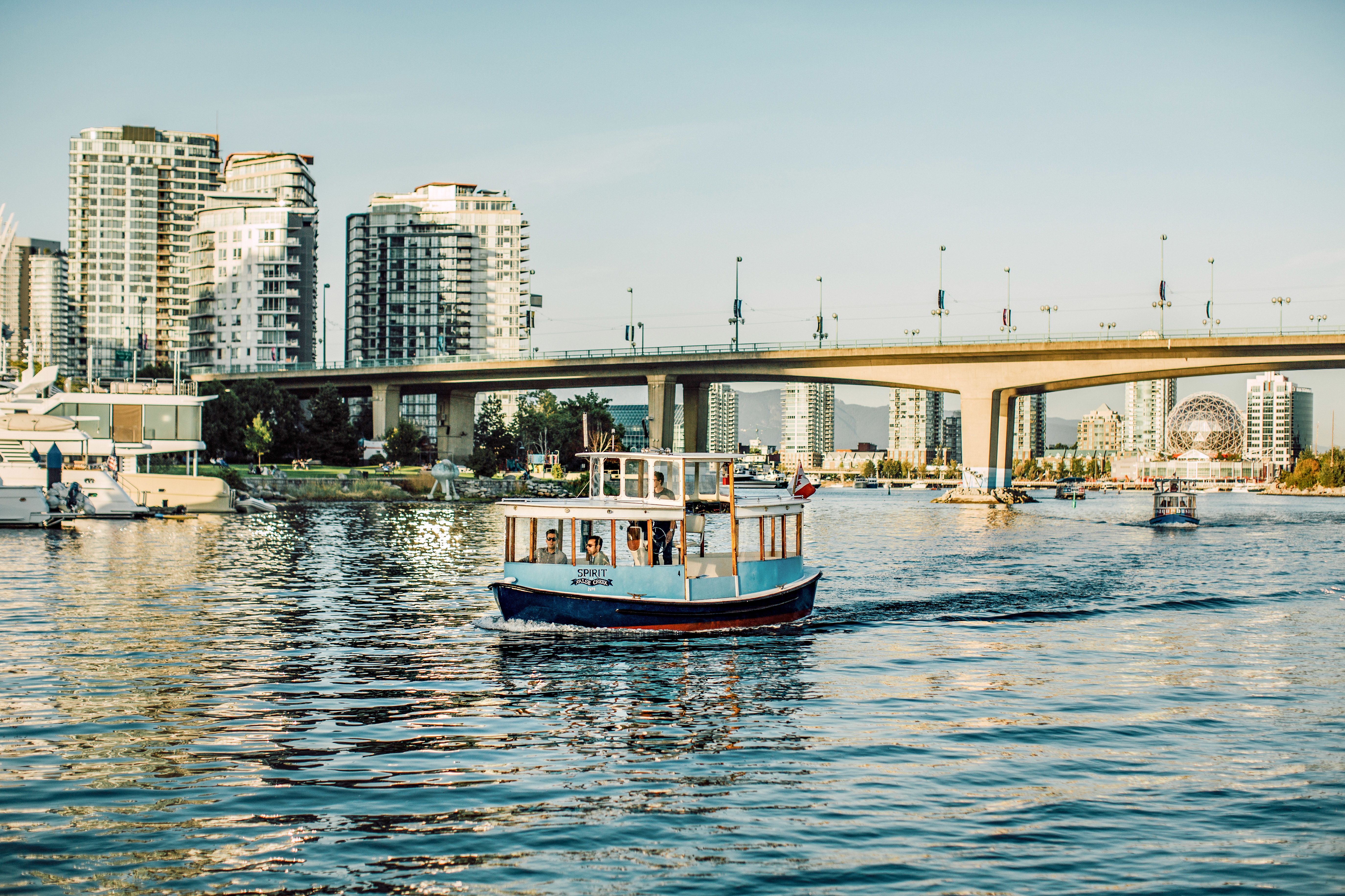 Hop-On-Hop-Off Tour zwischen Granville Island und Downtown mit False Creek Ferries