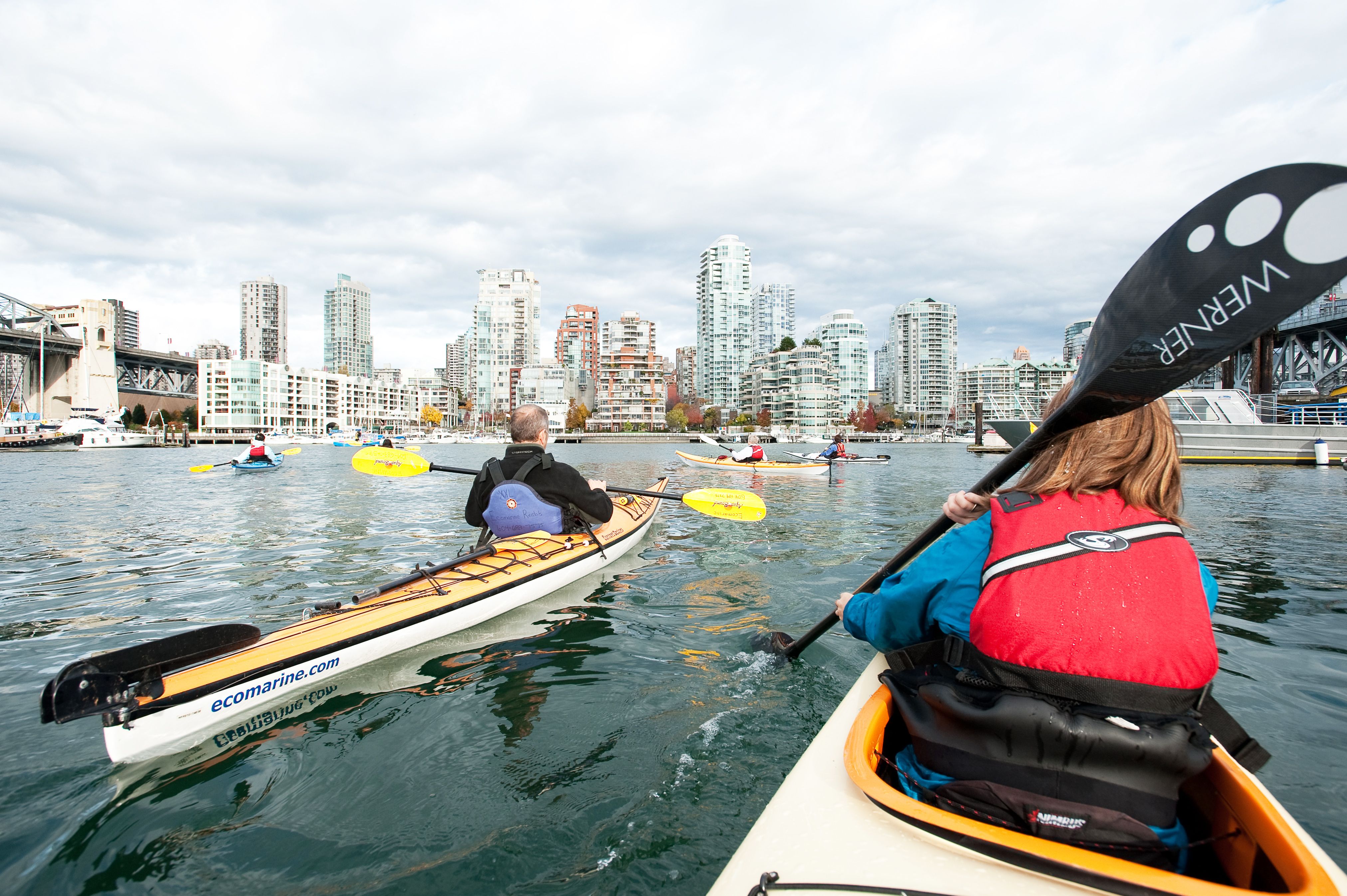 Kayakfahren bei False Creek, Vancouver, British Columbia