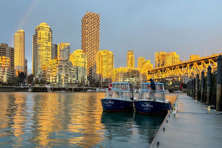 Blick auf Vancouvers Skyline von Granville Island