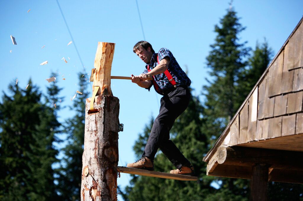 Lumberjack am Grouse Mountain bei Vancouver, British Columbia