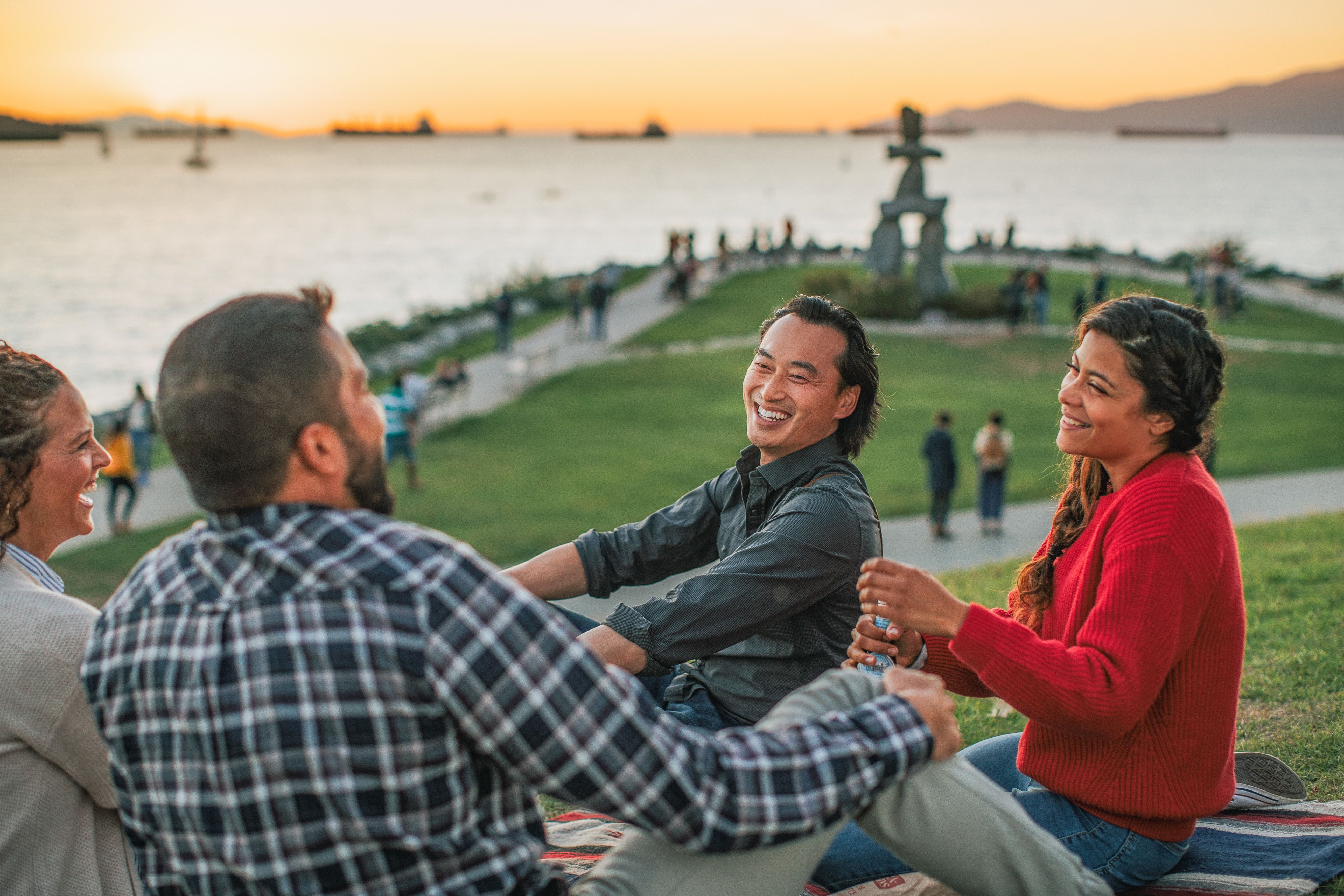 Gemeinsam den Sonnenuntergang in der Bucht English Bay vor der kanadischen Stadt Vancouver genieÃŸen