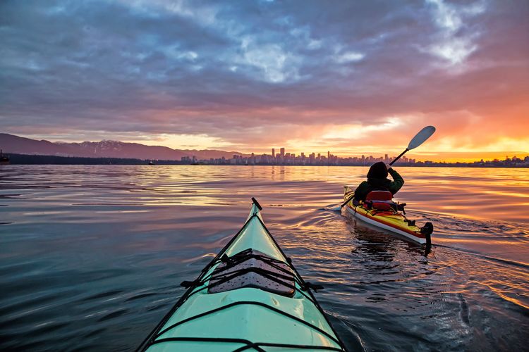 Mit dem Kajak unterwegs im Stadtteil Kitsilano in Vancouver