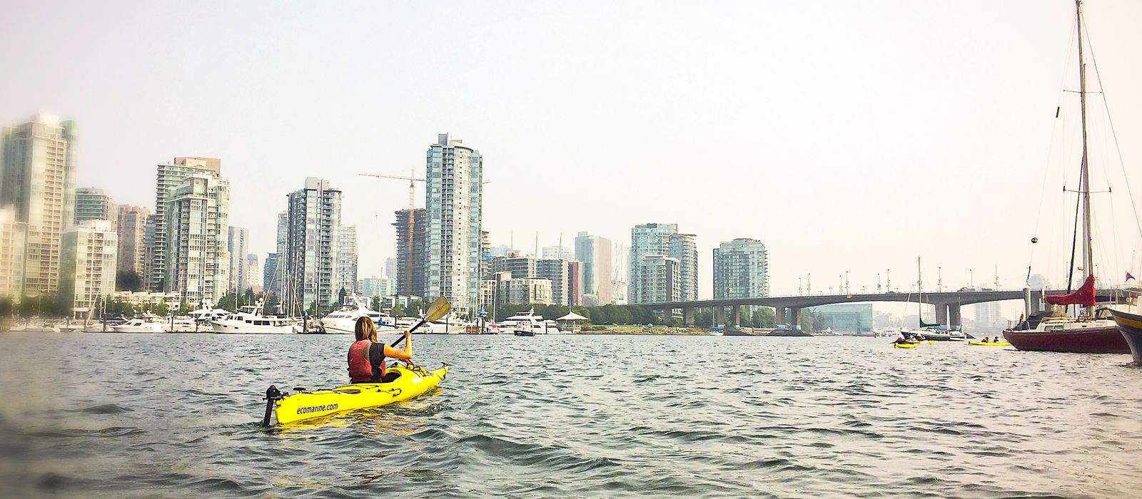 Mit dem Kayak in Vancouver nahe der Granville Island entlang schippern