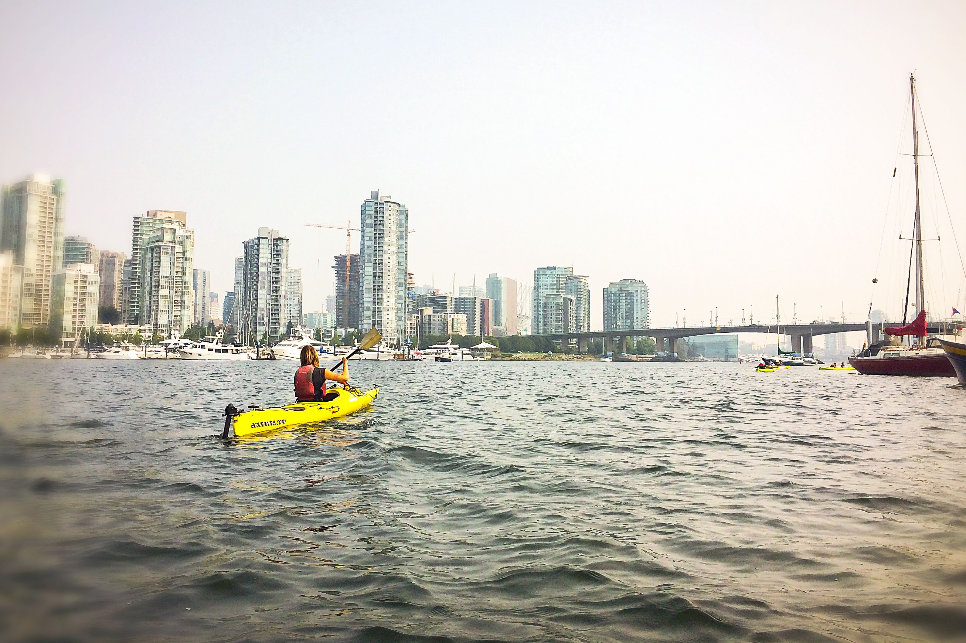 Mit dem Kayak in Vancouver nahe der Granville Island entlang schippern