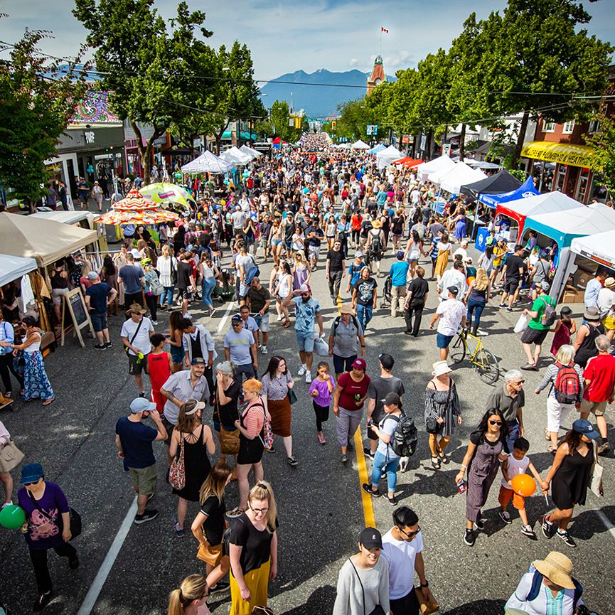 Menschen auf autofreier Straße im Stadtviertel Mount Pleasant, Vancouver