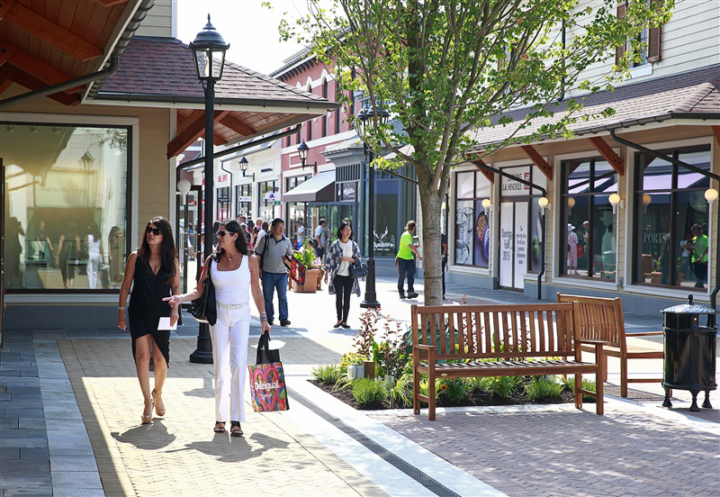 McArthur Glen Designer Outlet Vancouver, SitzmÃ¶glichkeit inder FuÃŸgÃ¤ngerzone