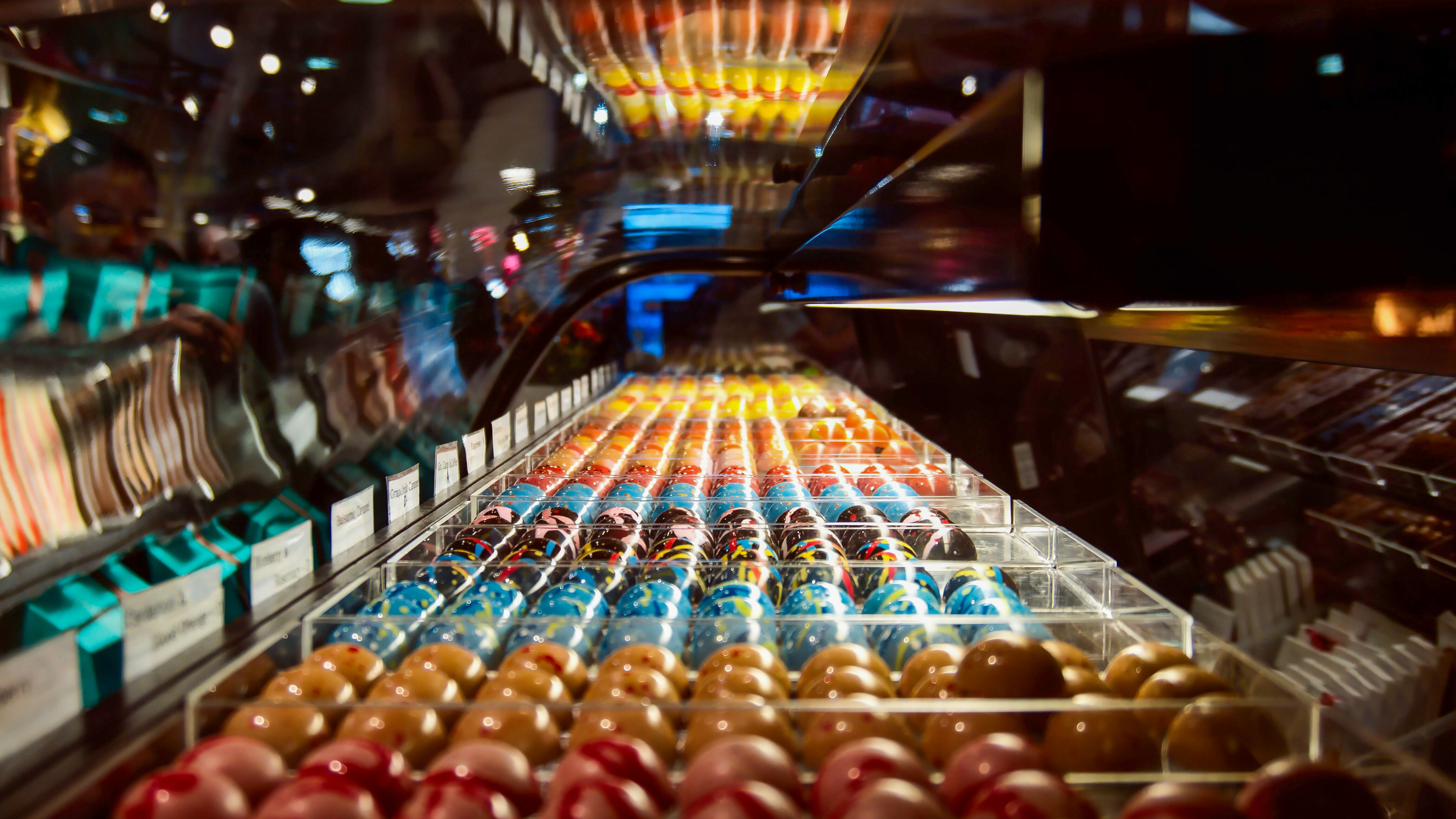 Bunte Pralinen bei ChocolaTas im Public Market auf Granville Island