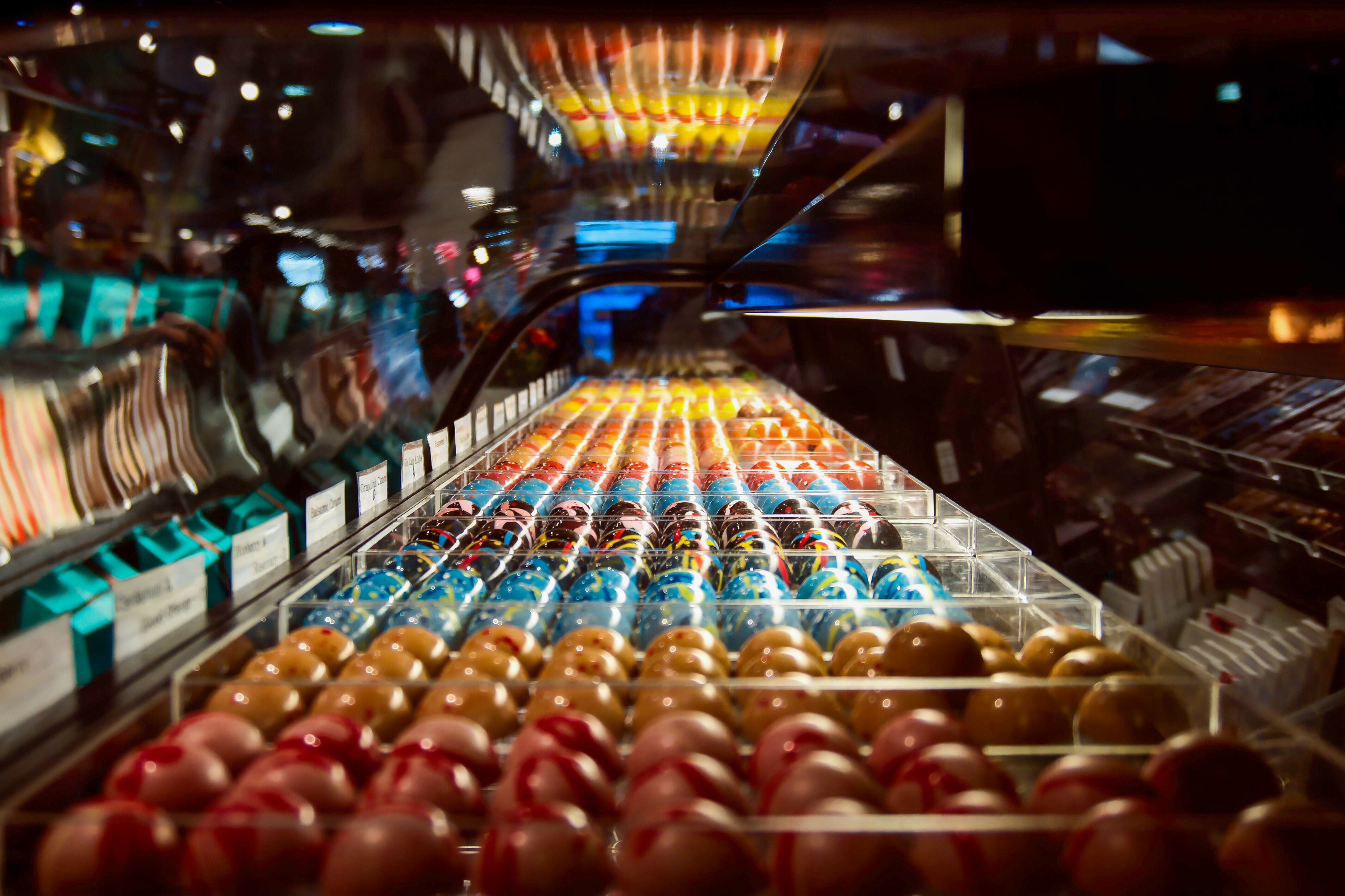 Bunte Pralininen bei ChocolaTas im Public Market auf Granville Island