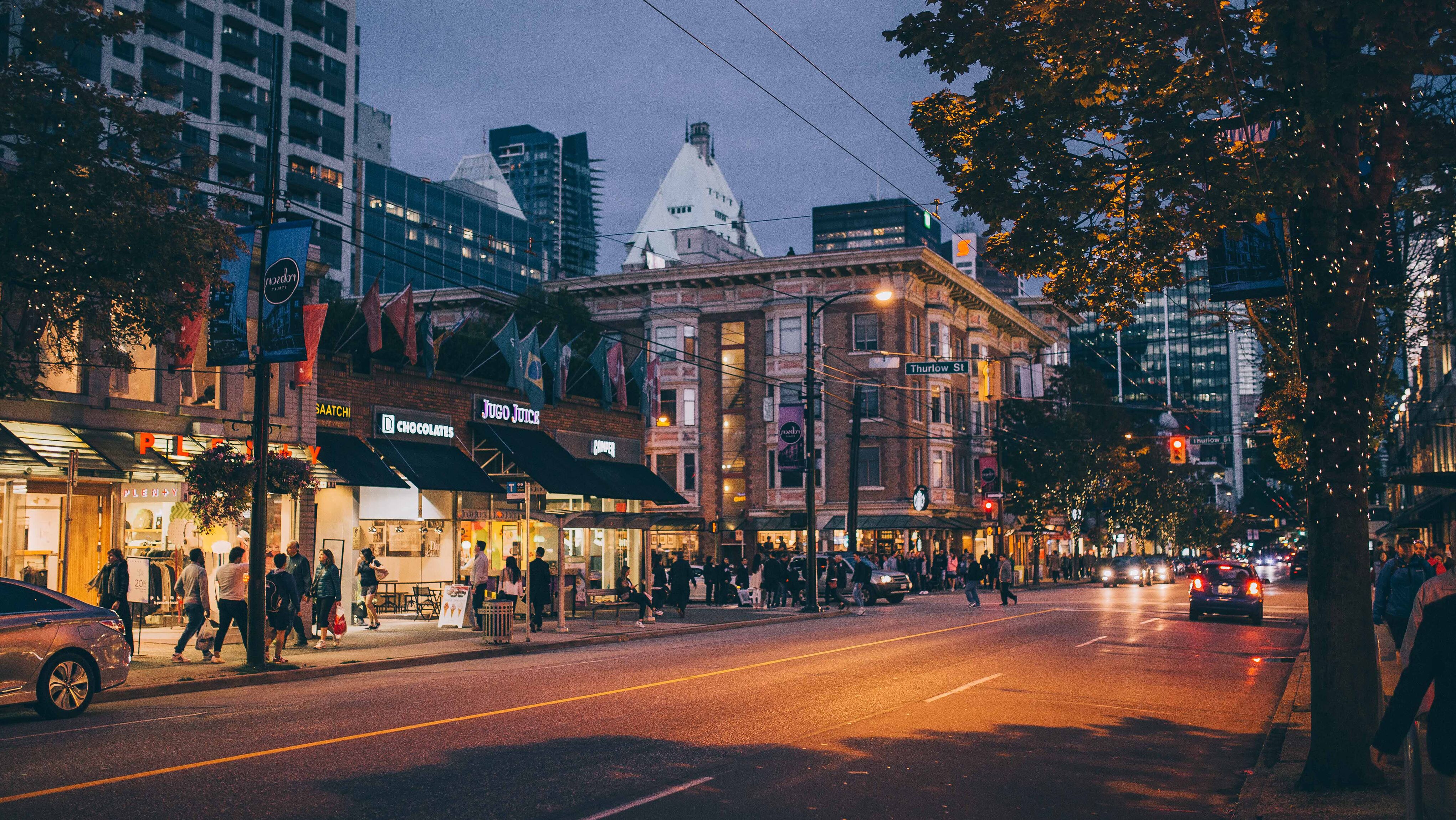 Die Robson Street in Vancouver gilt als eine der besten Shoppingadressen der Stadt Blick auf die Robson Street in Vancouver