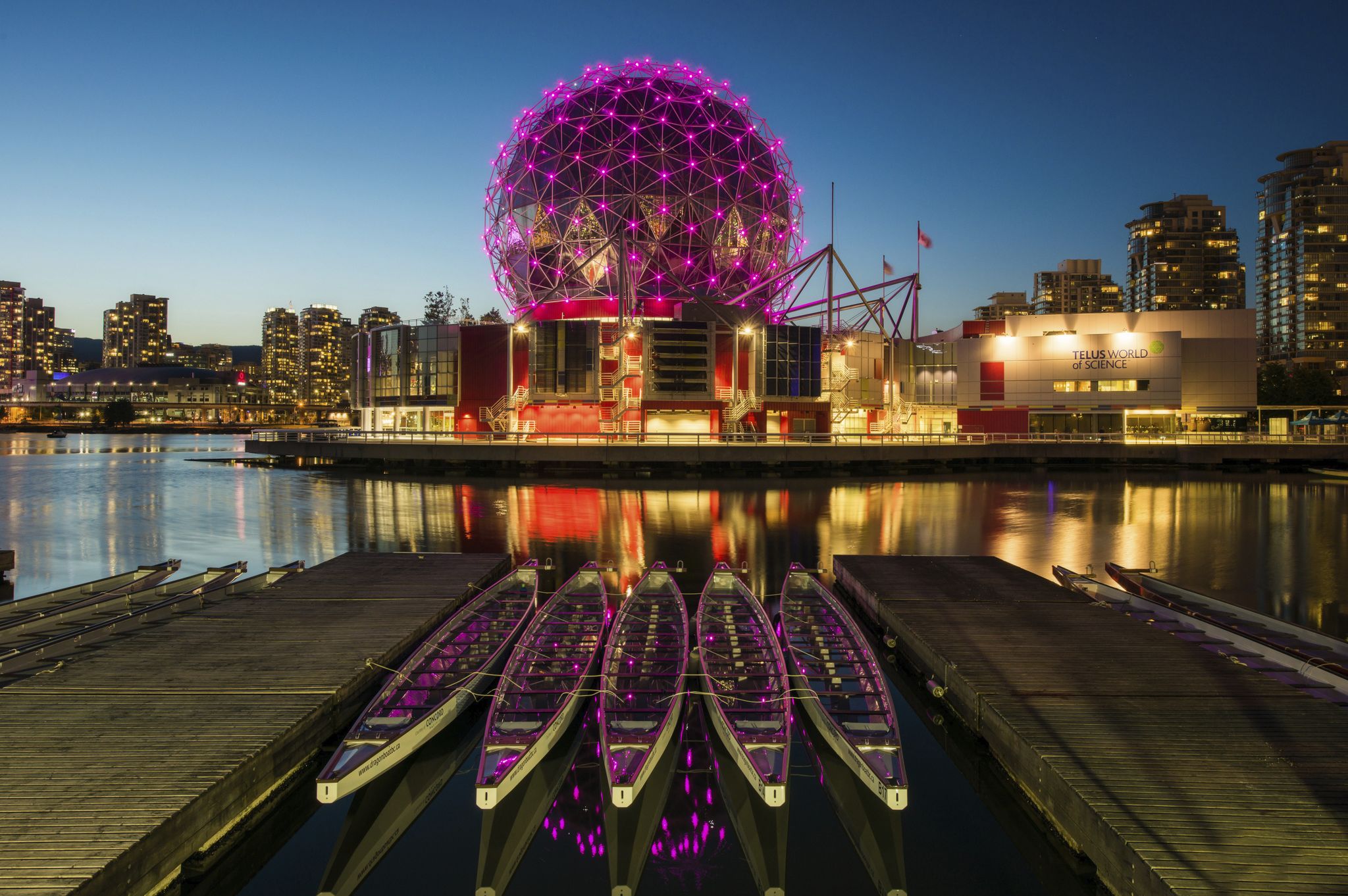 Das Science World Museum in Vancouver bei Nacht