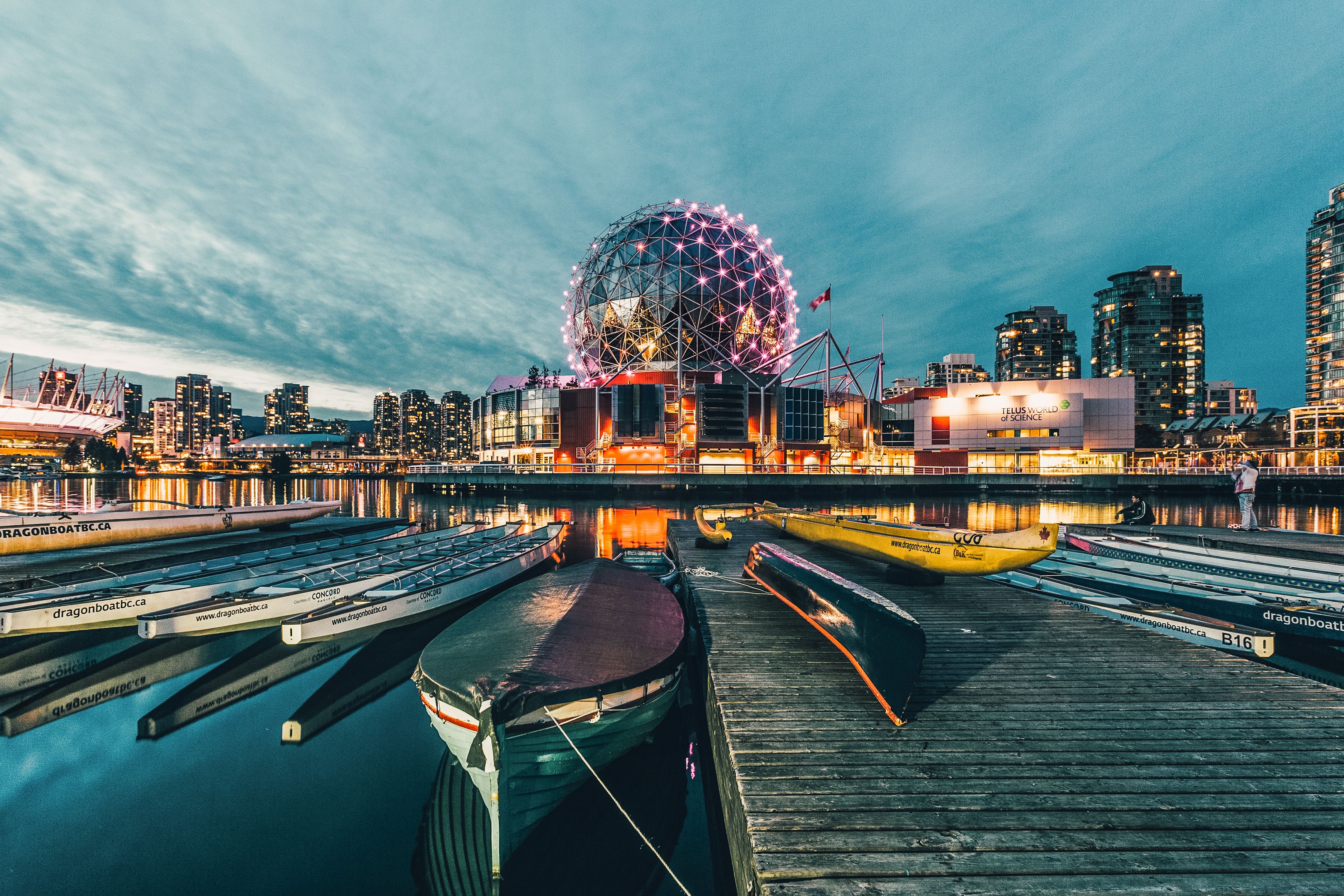 Die Skyline von Vancouver bei Nacht mit Blick auf das Museum Science World