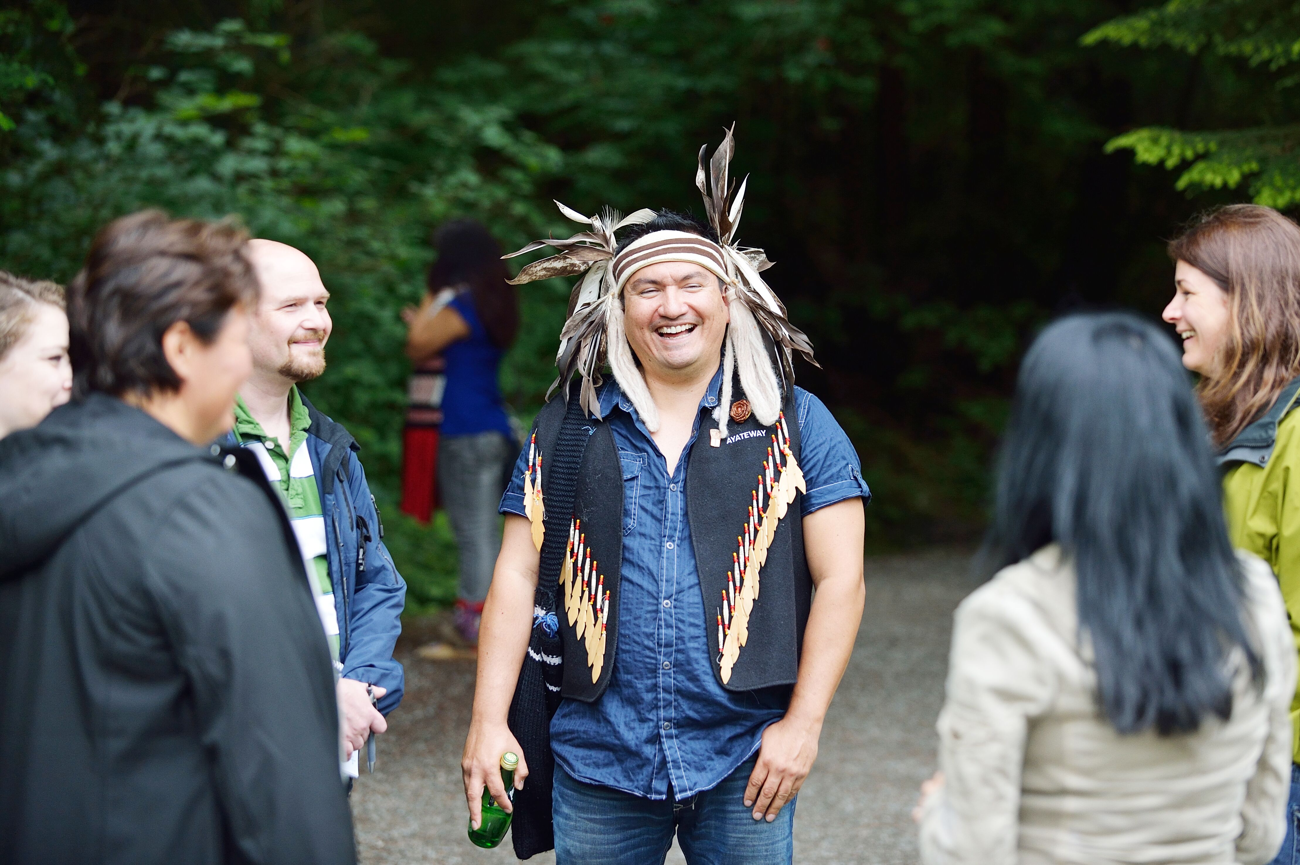 Ein Mann der First Nations erklärt den Wald