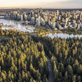 Die Vancouver Skyline mit dem Stanley Park im Vordergrund