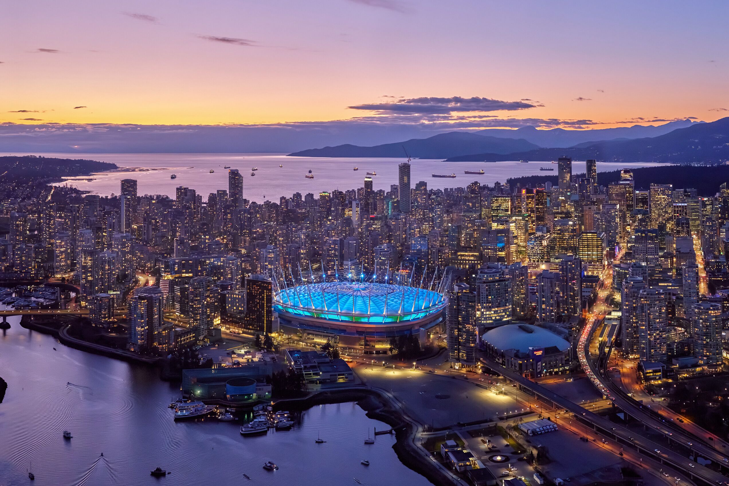 Das erleuchtete BC Place Stadium in Vancouver in der Abenddämmerung